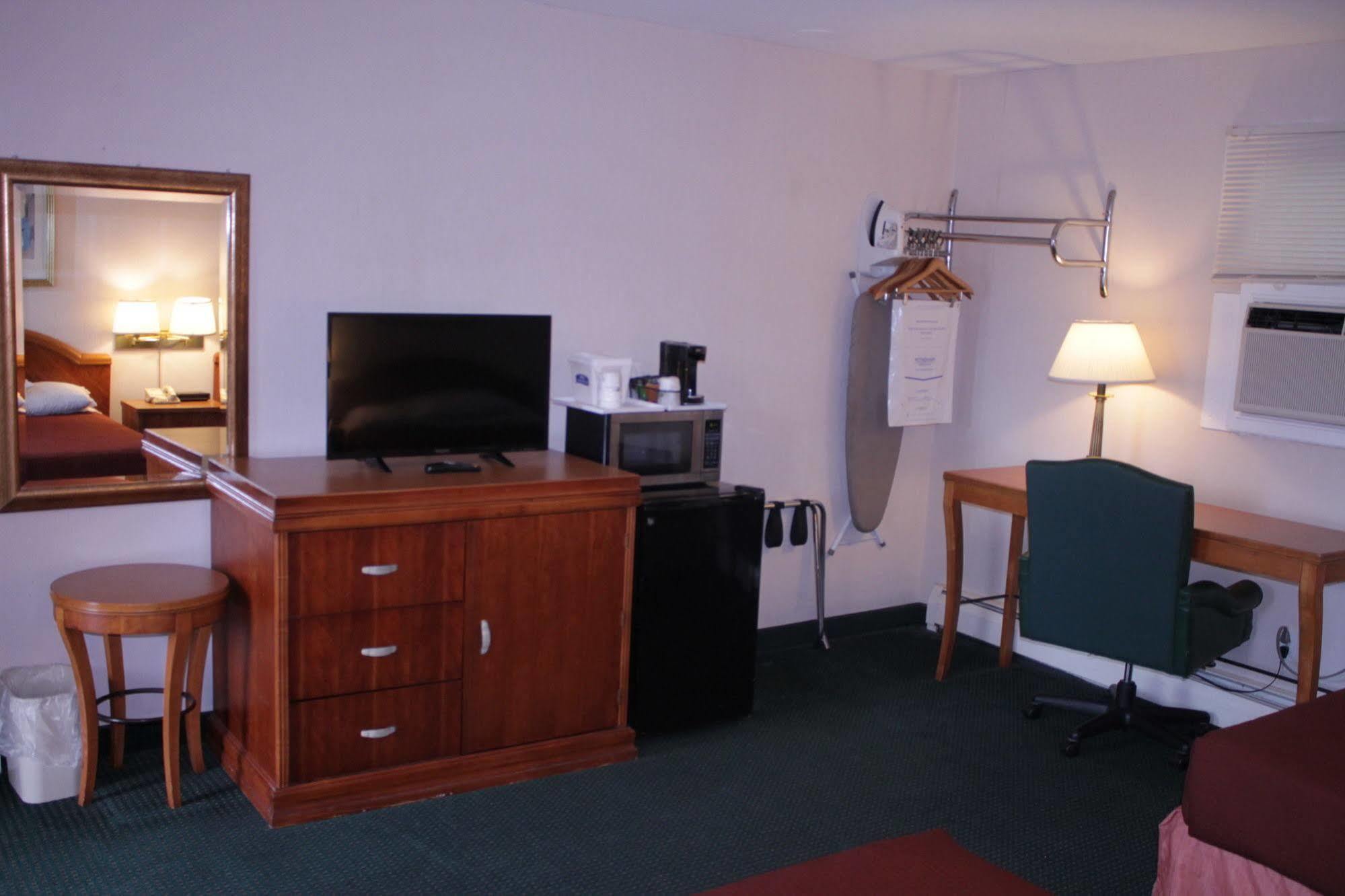 Howard Johnson By Wyndham Williamstown Extérieur photo
